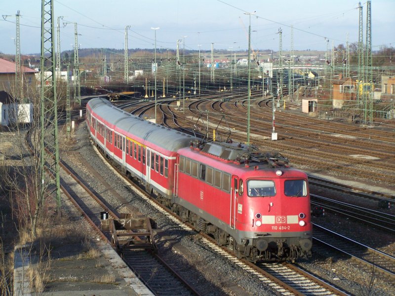 110 494-2 ist am 28.Januar 2008 mit einem Regionalzug von Donauwrth nach Aalen unterwegs. Hier bei der Einfahrt in den Endbahnhof Aalen.