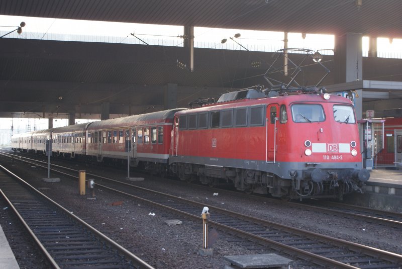 110 494-2 mit einem RE 4 Verst�rker in D�sseldorf Hbf am Morgen des 02. Juli 2009