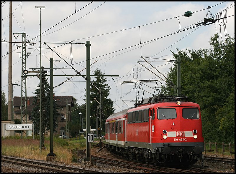 110 494-2 zog am Nachmittag des 12.07.2008 eine RB von Donauwrth nach Aalen. Hier fhrt der Zug gerade aus dem Bahnhof Goldshfe aus.
