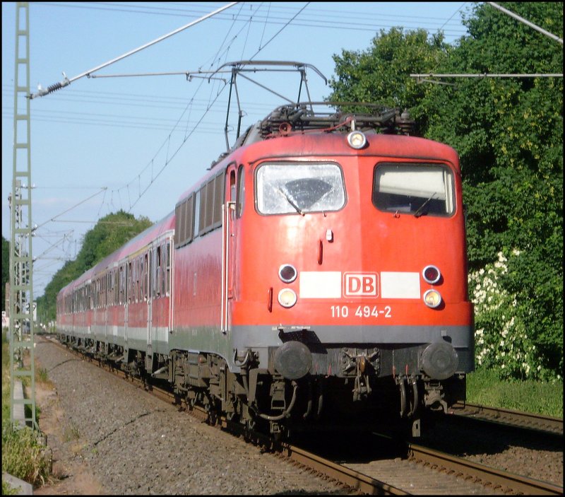 110 494 mit RE11594 (Zwischentakt Wupper-Express) nach Aachen an der ehem. Anrufschranke 29.5.2009