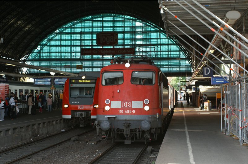 110 495-9 steht am 21.09.2008 in Bremen Hbf mit ihrer RB zur Abfahrt nach Oldenburg bereit.