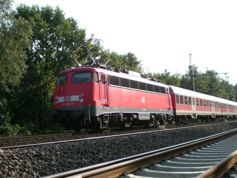110 495 schiebt einen RE im August 2006 Richtung Hannover.