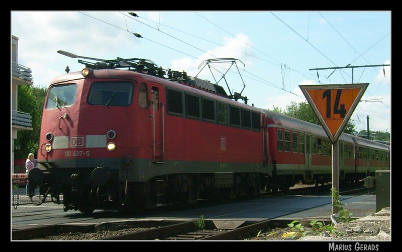 110 497 mit RE4  Wupper-Express  bei der Ausfahrt Geilenkirchen. Die 14, die 110, die Silberlinge... alles ist nun Geschichte... (Sommer 2007)