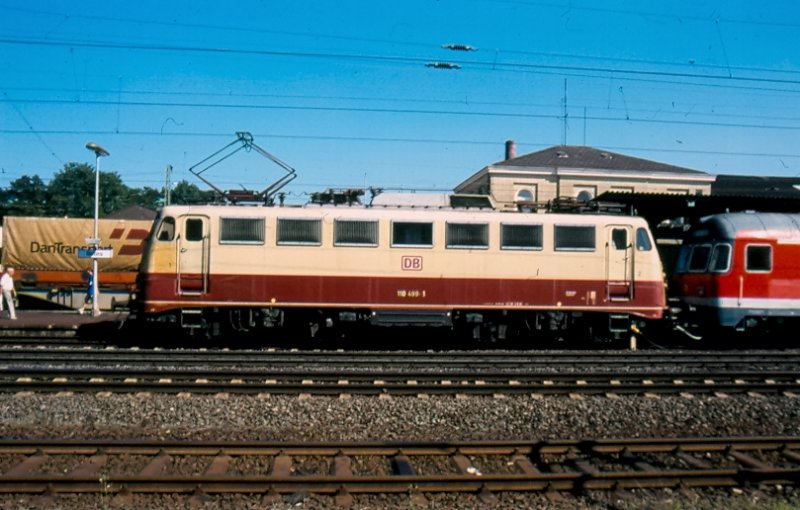 110 499 - 1 (ehem. 112) in der alten TEE-Lackierung in Bebra.