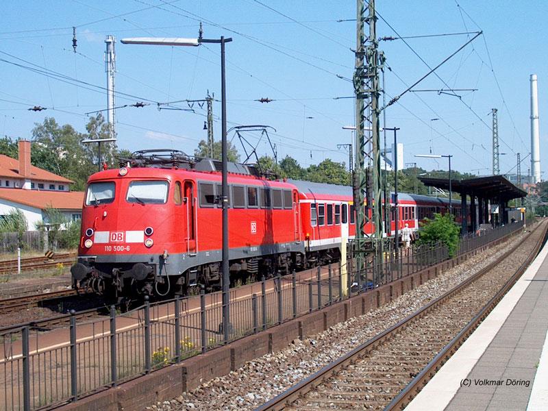 110 500 steht in Uelzen zur Abfahrt mit RB 24477 nach Kreiensen bereit - 08.08.2004
