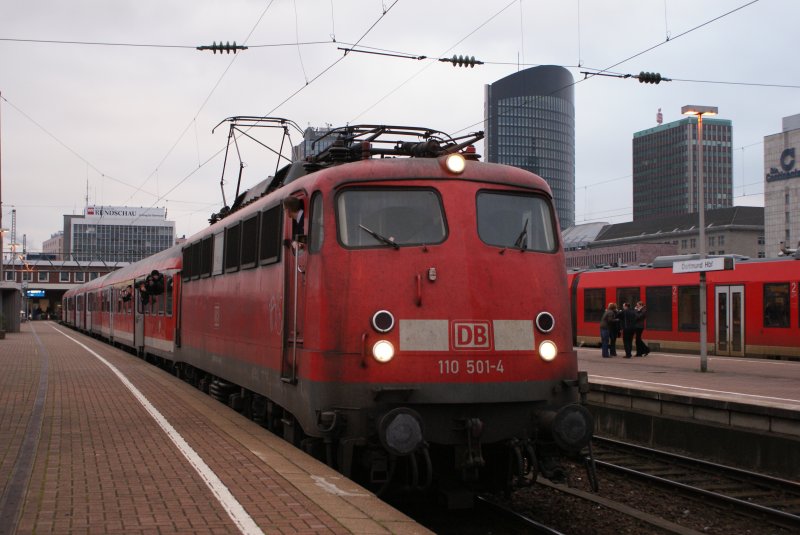 110 501-4 mit der RB 59 nach Soest bei der Abfahrt in Dortmund Hbf am 13.12.2008 Gr��e an den Tf !