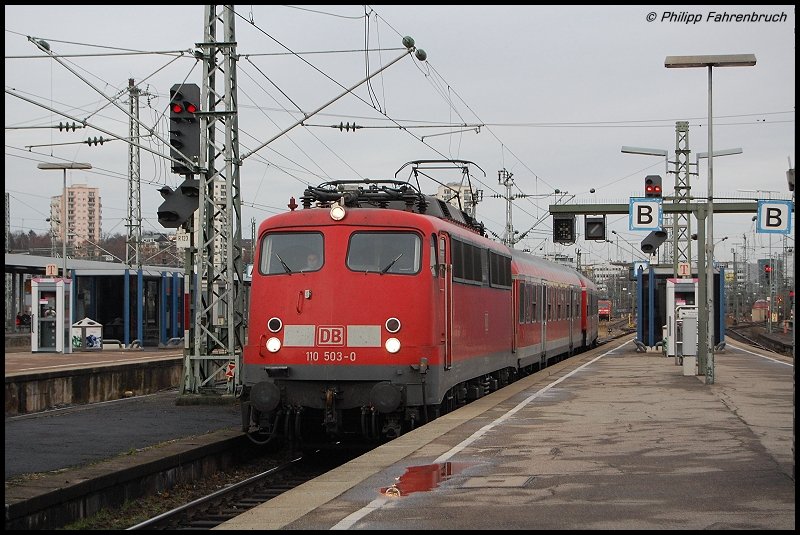 110 503-0 fhrt am 30.11.07 mit einer Ex-Silberling-Garnitur in den Stuttgarter Hbf ein.