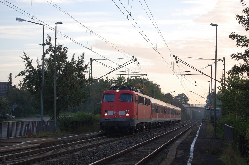 110 503-0 fhrt am Morgen des 17.09.07 mit einer RegionalBahn aus Donauwrth nach Aalen in den Haltepunkt Hofen(b Aalen) ein. Der nchste Halt des Zuges ist Wasseralfingen.