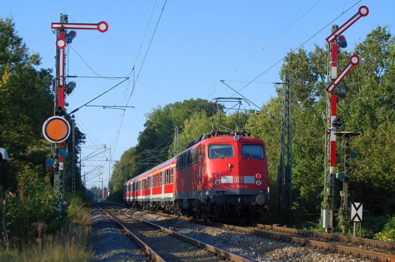 110 503-0 schiebt am 16.09.07 eine RegionalBahn von Aalen nach Donauwrth, hier kurz vor dem nchten Halt des Zuges, dem Regionalbahnhof Goldshfe aufgenommen.