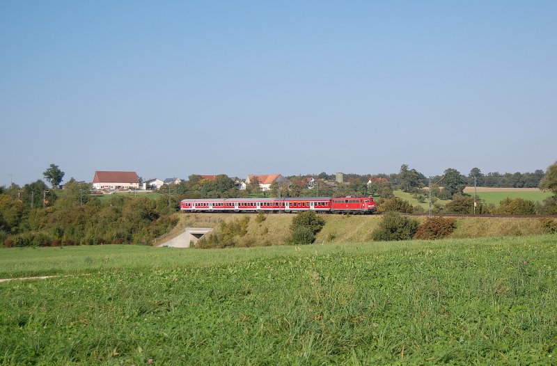 110 503-0 zieht am 16.09.07 eine RegionalBahn von Donauwrth nach Aalen, hier in Hhe Aalen-Oberalfingen aufgenommen.