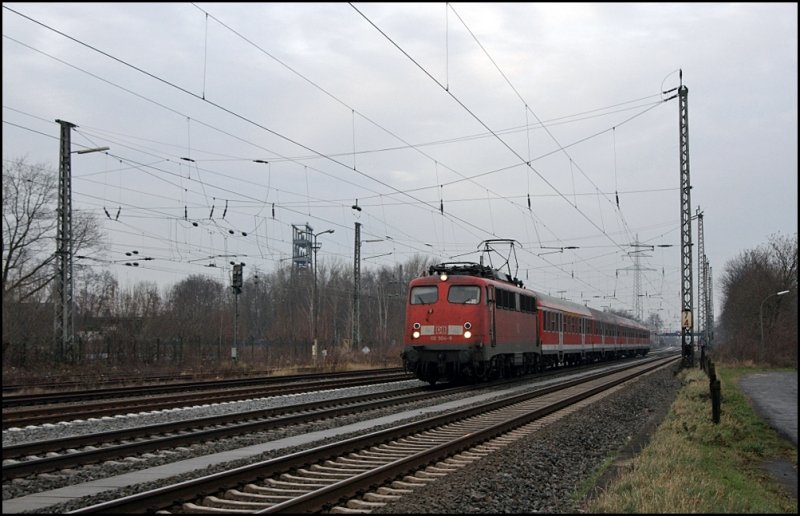 110 504 (9180 6110 504-8 D-DB) fhrt mit einer RB50  DER LNER  mit Vier n-Wagen am Haken am Frdergerst der Zeche Gneisenau vorrber. (01.12.2008)
