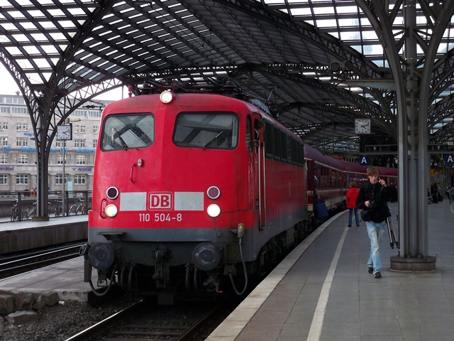 110 504 steht mit einem Sonderzug im Klner Hauptbahnhof. Aufgenommen am 25.10.2009