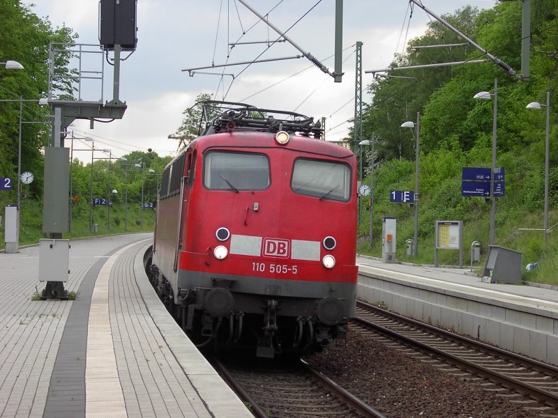 110 505 fhrt mit einer RB in Do Signal Iduna Park ein.
13.5.08