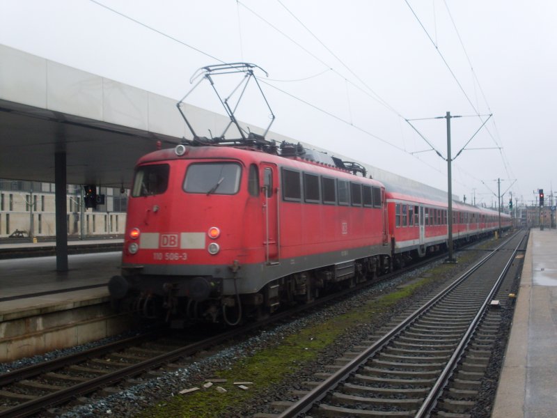 110-506-3 schob einen Fuballsoderzug. Es speilten am 21.02.209 Hannover 96 gegen Mnchengladbach. in Gladbach 