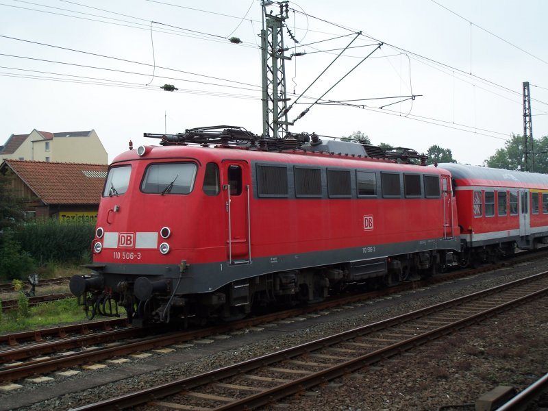 110 506 der DB Regio Braunschweig steht bin Minden Westfalen und fhrt spter zurck nach Hannover Hbf (25.8.2007)