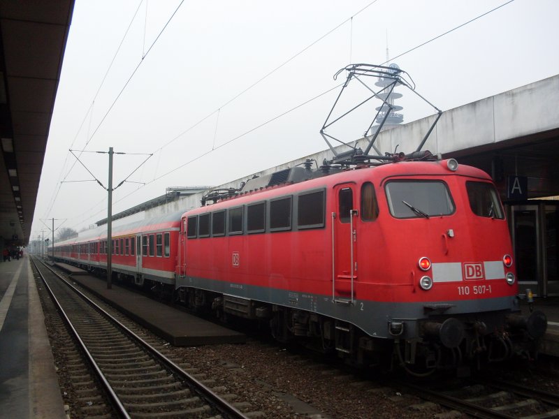 110-507-0 ist gerade mit einem RE aus Wolfsburg in Hannover HBF angekommen