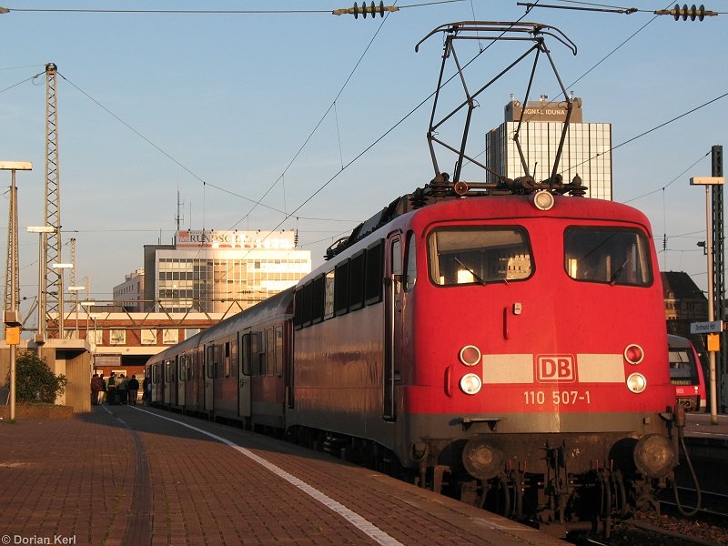 110 507-1 sonnt sich am Abend des 13. Oktober 2007 in den letzten Sonnenstrahlen (Dortmund Hauptbahnhof). Da die Fristen der 143 abgelaufen sind, kommen nun die Loks der Reihe 110 auf der Hellweg-Bahn (Dortmund-Soest) zum Einsatz.