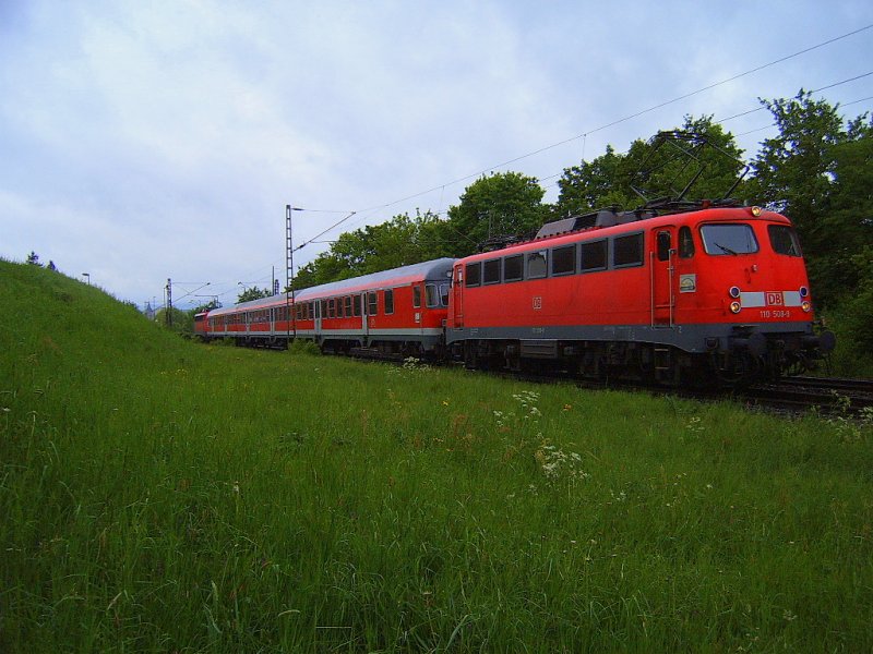 110 508-9 ist am 09.05.07 Steuerwagenersatz fr eine RegionalBahn von Aalen nach Donauwrth, hier in Hofen(b Aalen) aufgenommen.