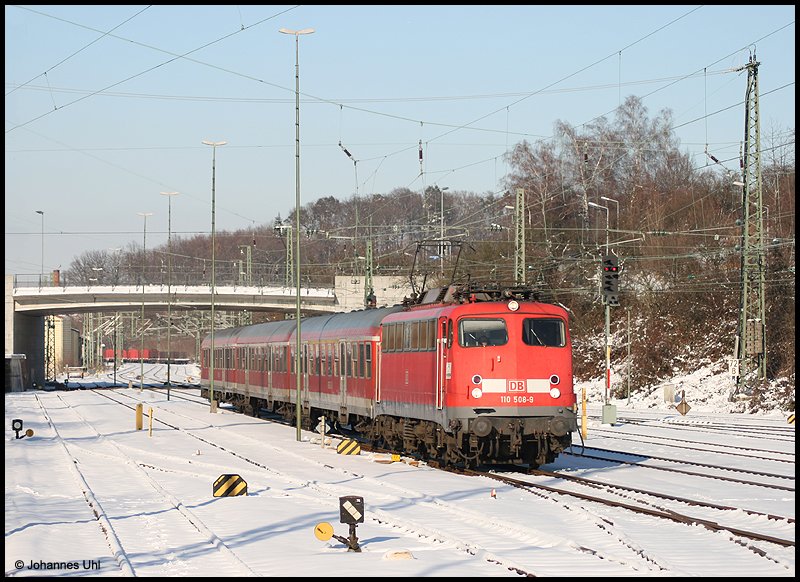 110 508-9 erreichte am Nachmittag des 19.02.2009 mit ihrer RB aus Donauw�rth bei strahlendem Sonnenschein den Zielbahnhof Aalen. Zum Vergleich - das selbe Bild im Hochsommer: ID 209012, Web-Adresse: http://www.bahnbilder.de/name/einzelbild/number/209012/kategorie/suchen/suchbegriff/Johannes+Uhl.html