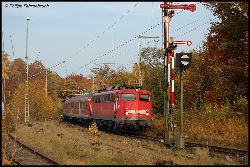 110 508-9 fhrt am Nachmittag des 29.10.07 mit RB 37160 von Donauwrth nach Aalen in den Goldshfer Regionalbahnhof ein.