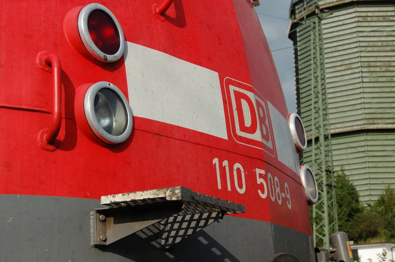  110 508-9, nur das Original mit der B�gelfalte! ... ^^ - Aus einem ziemlich interessanten Blickwinkel wurde dieses Foto am 09.09.07 im Aalener Bahnhof geschossen.