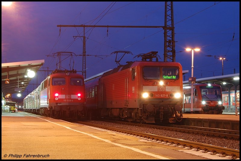 110 508-9 steht am 23.01.07 mit RB 37163 nach Donauw�rth auf Gleis 1 des Aalener Bahnhofs. Auf Gleis 2 wartet 143 627-8 ebenfalls mit RE 19468 auf die Abfahrt nach Stuttgart Hbf. Gleis 3 wird von einem 650er-Paar als RE 22543 nach Ulm Hbf belegt.