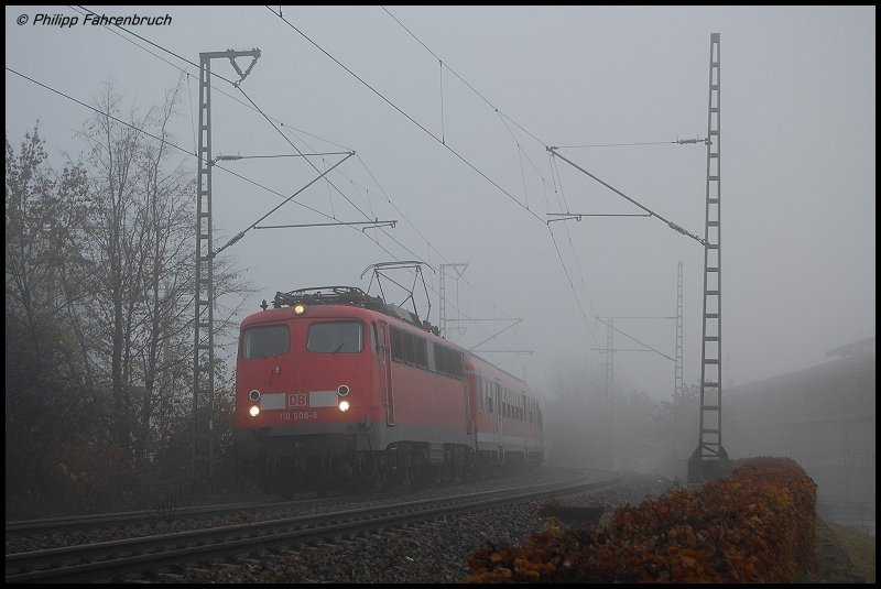 110 508-9 zieht am nebligen Morgen des 31.10.07 den RE 19434 von Aalen nach Stuttgart Hbf, hier nicht weit vom Aalener Bahnhof aufgenommen.