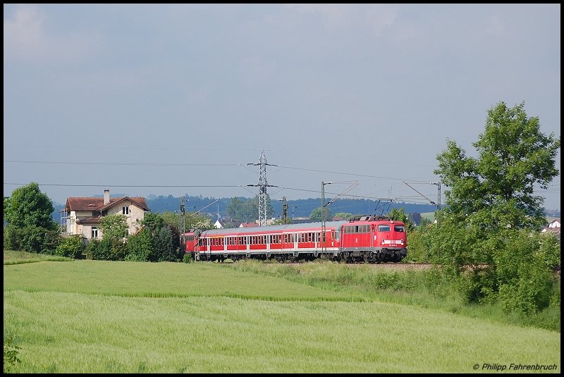 110 508 zieht zur Vormittagszeit des 23.05.08 RB 37147 von Aalen nach Donauwrth, aufgenommen am Km 77,2 der Remsbahn (KBS 786) bei Aalen-Hofen. Am Zugschluss luft 110 446 kalt mit. Nchster Halt des Zuges ist Goldshfe.