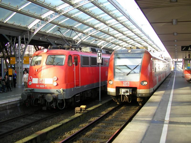 110-509 mit ihrer RB 38 Wuppertal-Oberbarmen - Kln Hbf (Rhein-Wupper-Bahn) und ein ET 423 als S13 Kln-Nippes - Flughafen - Troisdorf gemeinsam im Klner Hauptbahnhof. (Ende Oktober 2005)