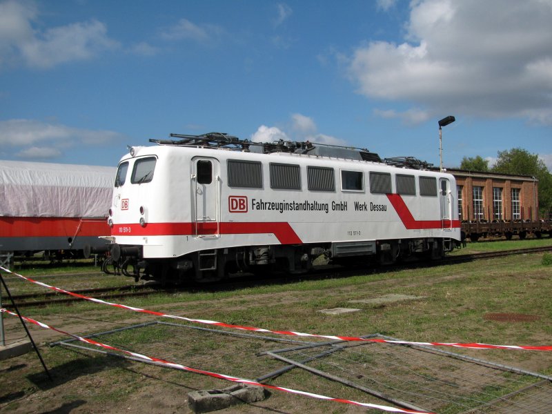 110 511-3 beim Tag der offenen T�r im AW Dessau. Wer wei� wer den Zaun umgeworfen hat, ich war es nicht!