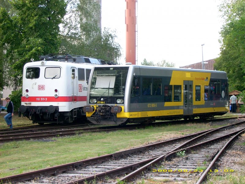 110 511 und 672 906 der Burgenlandbahn stehen nebeneinander auf dem Bahnbetriebswerksfest in Wittenberg.