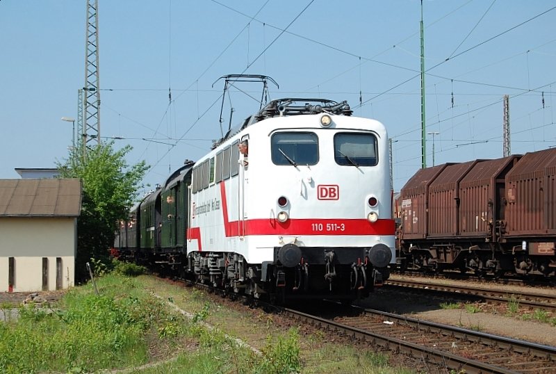 110 511 kommt gearde mit dem Pendelzug aus Wunstorf wieder. Seele,10.5.2009