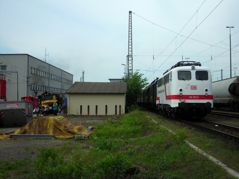 110 511 mit einem Sonderzug in Seelze