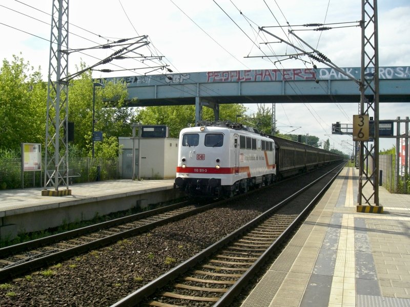 110 511 (vor dem Umbau 1985 als 139 134 bekannt) der Fahrzeuginstandhaltung GmbH Werk Dessau, durchf�hrt am 29.06.06 den Bhf. Berlin-Hohensch�nhausen mit ihrem G�terzug.