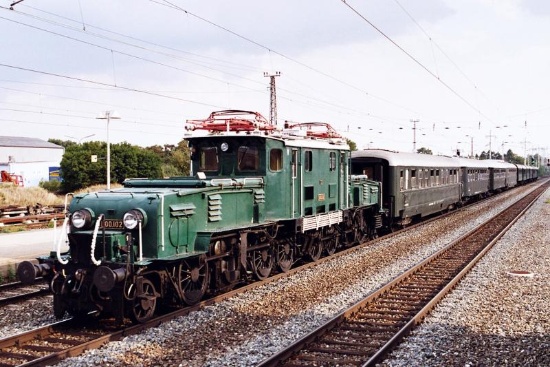 1100 102 mit dem Majestic Imperial am 16.8.2003 abgestellt zwischen Mdling und Bad Vslau