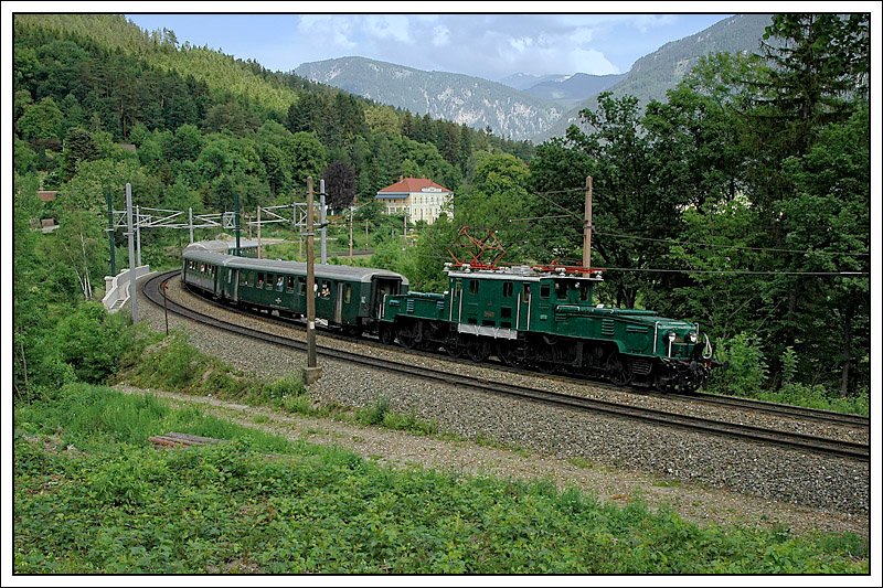 1100.102 bespannte am 1.6.2008 den Sdz R 16431 von Wien nach M�rzzuschlag. Die Aufnahme zeigt den Zug auf der Semmering Nordrampe mit der Haltestelle K�b im Hintergrund.