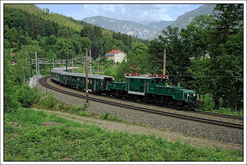 1100.102 bespannte am 1.6.2008 den Sdz R 16431 von Wien nach Mrzzuschlag. Die Aufnahme zeigt den Zug auf der Semmering Nordrampe mit der Haltestelle Kb im Hintergrund.