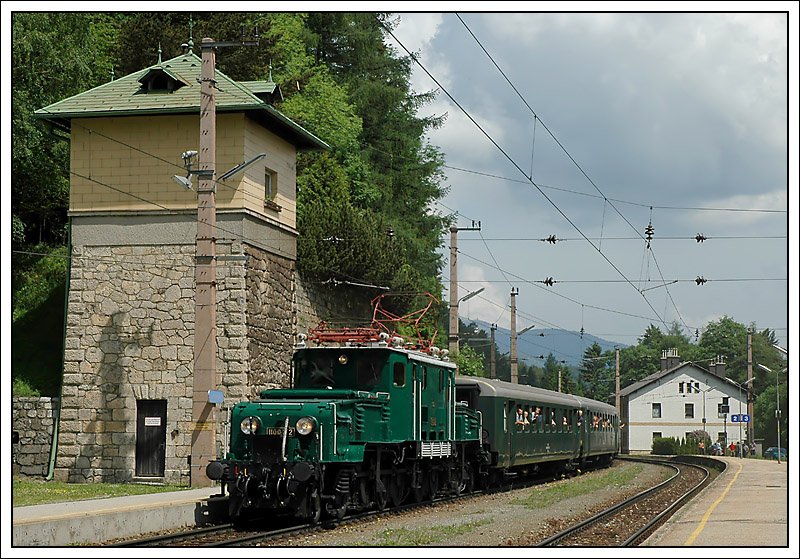 1100.102 bespannte am 1.6.2008 den Sdz R 16431 von Wien nach Mrzzuschlag. Die Aufnahme zeigt den Zug bei der Einfahrt in den Bahnhof Semmering, wo auch der Scheitelpunkt der Semmeringstrecke erreicht wird.
