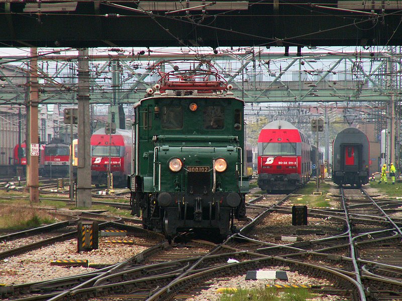 1100.102 hat soeben die Traktion Wien West verlassen, und wird nach absolviertem Rangieren als Lokzug nach Wien Sd abfahren (4.4.2008)