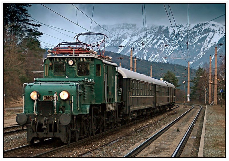 1100.102 mit dem Lehrpersonenzug 17067 von Wien nach Semmering beim Betriebshalt in Eichberg am 18.1.2008.