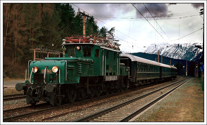 1100.102 mit dem Lehrpersonenzug 17067 von Wien nach Semmering beim Betriebshalt in Eichberg am 18.1.2008.