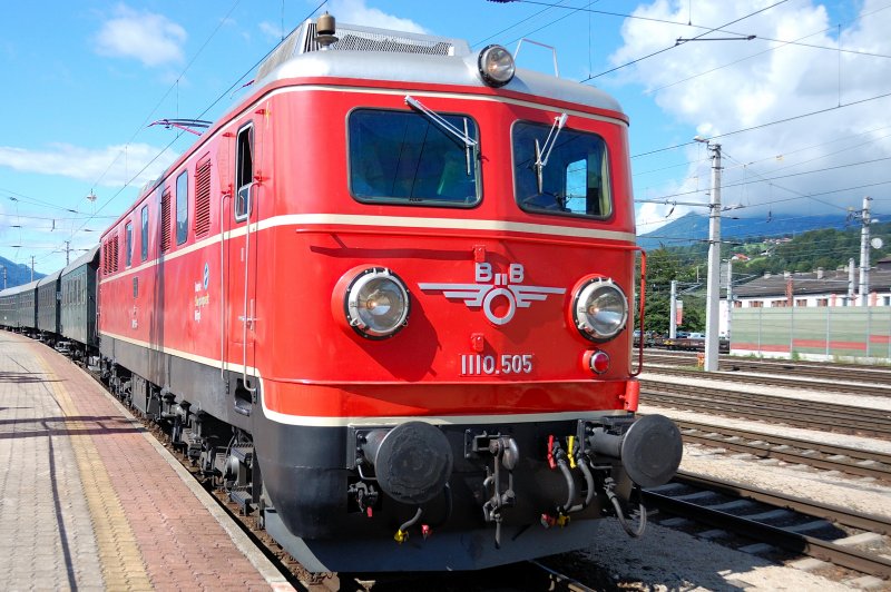 11:02 Uhr in Wrgl am 24. August 2008: 1110.505 bricht mit ihrem auch aus historischen Wagenmaterial bestehendem Sonderzug nach Kufstein auf...