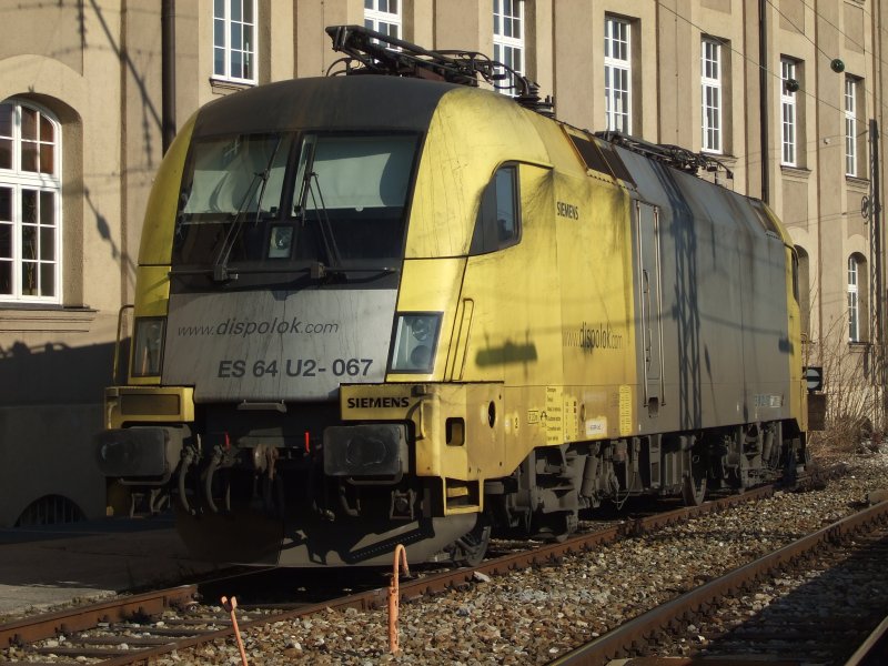11.02.08 am HBF Mnchen neben dem Gleis 36 die Dispolok der Baureihe ES 64 U2 067.