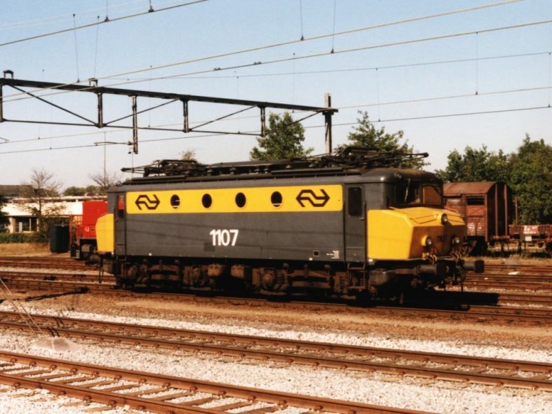 1107 auf Bahnhof Amersfoort am 22-9-1997. Bild und scan: Date Jan de Vries.