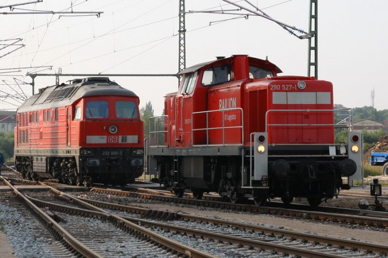 11.08.2006 Bf. Wismar 290 527-1 und 232 600-7 beim rangieren