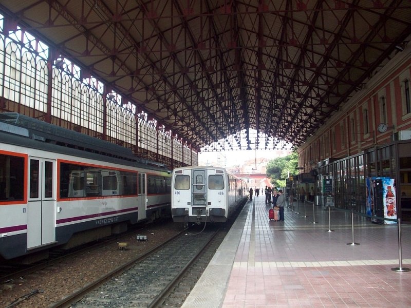 11.08.2008:
Der spanische Pendolino im Bahnhof Leon, wo der Caminopilger Wolfgang Ihmann [http://jakobsweg.wolfgang-ihmann.de], der die Aufnahme machte und mir zur Verfgung stellte. Danke fr das Foto.