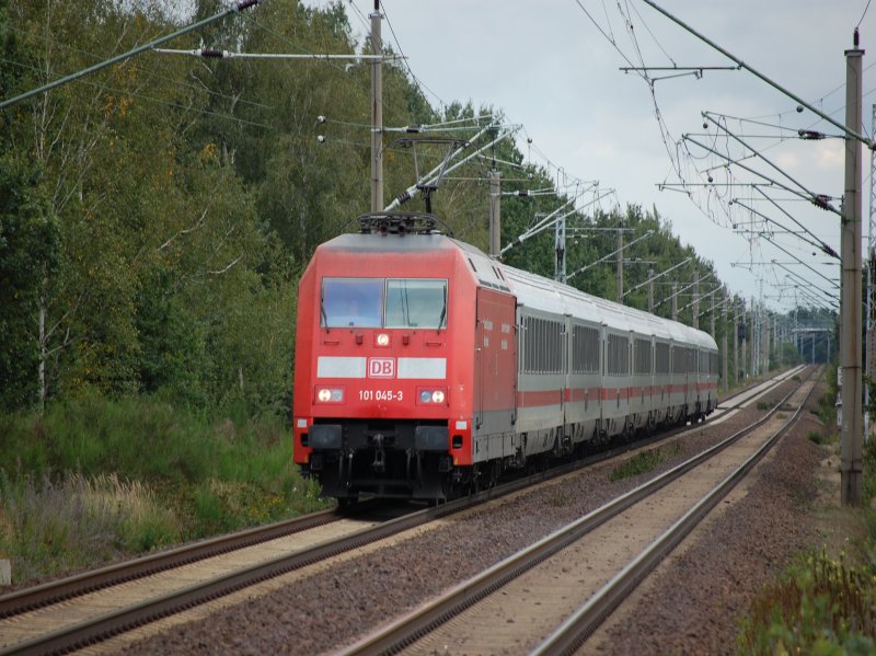 11.09.2007 101 045-3 mit EC 174 nach Hamburg, hier vor Hp.Zabeltitz.