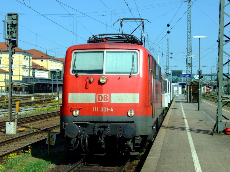 111 001 als RB nach Ingolstadt Hbf am 22.04.2007 auf Gleis 109 in Regensburg Hbf.