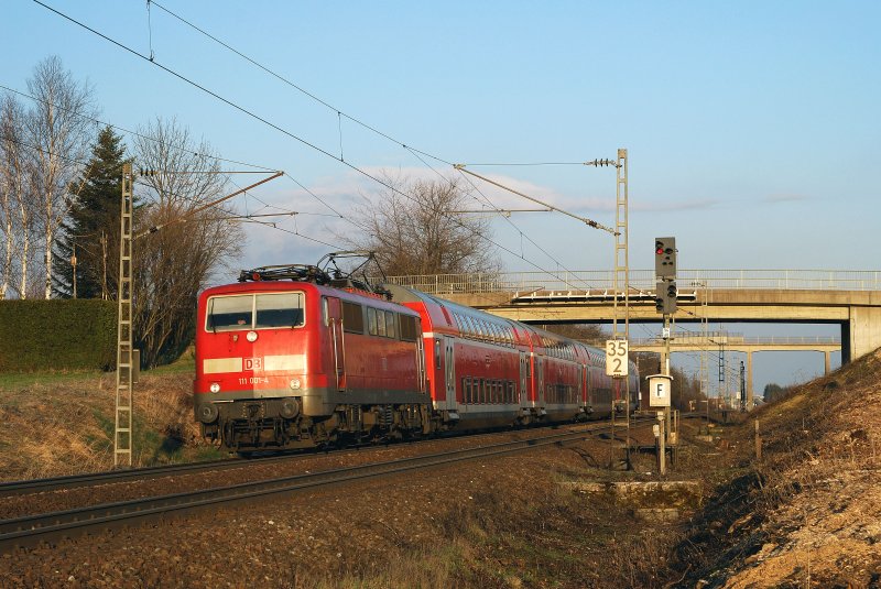 111 001 mit RE 37068 bei Hattenhofen (19.03.2008)