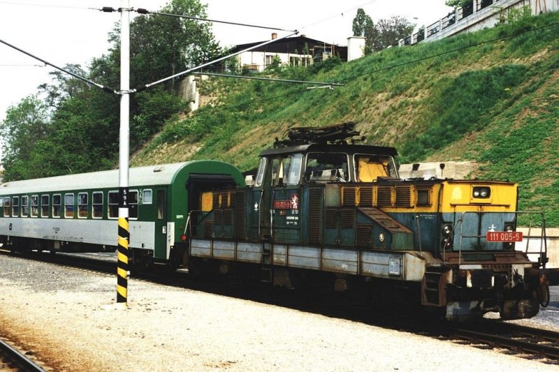 111 005-5 auf Bahnhof Praha-Hlavni am 8-5-1995. Bild und scan: Date Jan de Vries.